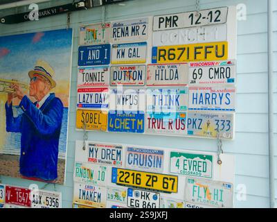Nur Redaktionelle Verwendung. Key West, Florida, USA, 20. Januar 2025. Weite Ansicht einer weißen Wandmontage mit mehreren Nummernschildern und verschiedenen Zuständen und einem Stockfoto