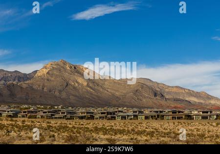 Südwestliches Wohnen. Las Vegas Metro Area Residence Panorama mit Spring Mountains in der Ferne. Stockfoto