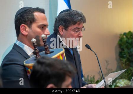 New York, Usa. Januar 2025. Eric Goldstein, CEO der UJA-Federation New York, liest ein Gebet auf der Eröffnungsveranstaltung der Altneu Synagoge in New York City. (Foto: Ron Adar/SOPA Images/SIPA USA) Credit: SIPA USA/Alamy Live News Stockfoto