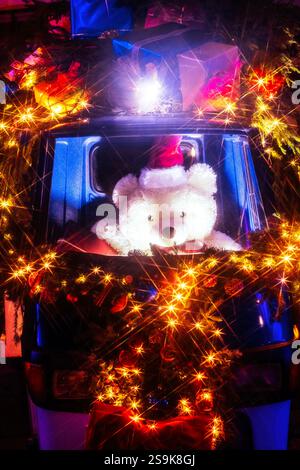 Ein Teddybär in einem Tuc Tuc mit Weihnachtsdekoration Stockfoto