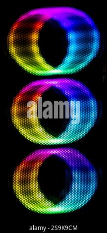 Abstrakte defokussierte Regenbogenlichter auf dunklem Hintergrund Stockfoto