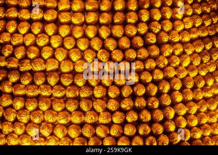 Schokoladenbonbons in Goldfolie Stockfoto