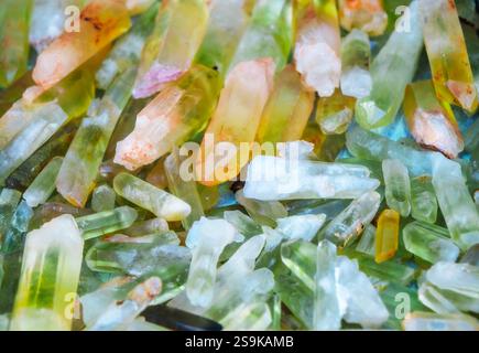 Viele schöne bunte Kristallsteine Stockfoto