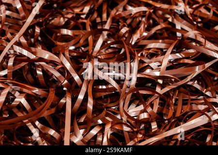 Magnetband aufgewickelt, magnetische Tonkassetten verfangen, was Nostalgie und die Fragilität analoger Medien hervorruft Stockfoto