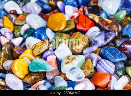 Viele schöne bunte Kristallsteine Stockfoto