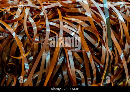 Magnetband aufgewickelt, magnetische Tonkassetten verfangen, was Nostalgie und die Fragilität analoger Medien hervorruft Stockfoto