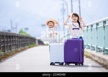 Lächelndes Kind mit Koffer Stockfoto