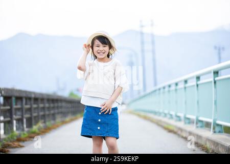 Lächelndes Mädchen mit Strohhut Stockfoto