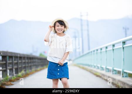 Lächelndes Mädchen mit Strohhut Stockfoto