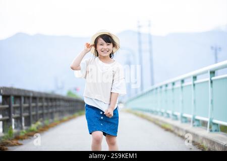 Lächelndes Mädchen mit Strohhut Stockfoto