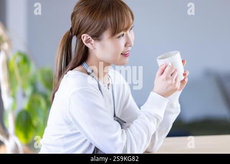 Eine Frau, die sich mit einem Becher unterhält Stockfoto