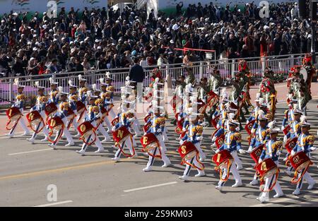 Neu-Delhi, Indien. Januar 2025. Militärangehörige aus Indonesien marschieren auf dem Kartavya-Pfad während der Indischen Parade zum 76. Tag der Republik in Neu-Delhi am Sonntag, 26. Januar 2025. Quelle: SOPA Images Limited/Alamy Live News Stockfoto