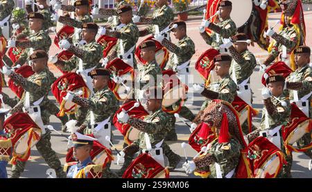 Neu-Delhi, Indien. Januar 2025. Militärangehörige aus Indonesien marschieren auf dem Kartavya-Pfad während der Indischen Parade zum 76. Tag der Republik in Neu-Delhi am Sonntag, 26. Januar 2025. Quelle: SOPA Images Limited/Alamy Live News Stockfoto