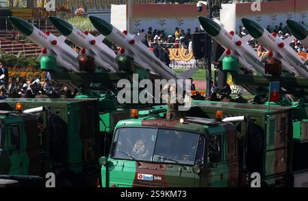 Neu-Delhi, Indien. Januar 2025. Das indische Raketensystem Akash marschiert am Kartavya-Pfad während der Parade zum 76. Tag der Republik in Neu-Delhi am Sonntag, den 26. Januar 2025. Quelle: SOPA Images Limited/Alamy Live News Stockfoto