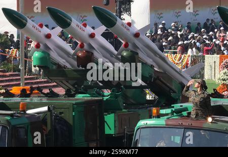 Neu-Delhi, Indien. Januar 2025. Das indische Raketensystem Akash marschiert am Kartavya-Pfad während der Parade zum 76. Tag der Republik in Neu-Delhi am Sonntag, den 26. Januar 2025. Quelle: SOPA Images Limited/Alamy Live News Stockfoto