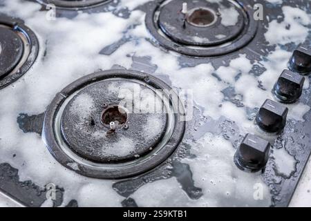 Reinigung eines Gasofens mit Küchengeräten, Haushaltskonzepten oder Hygiene und Reinigung Stockfoto
