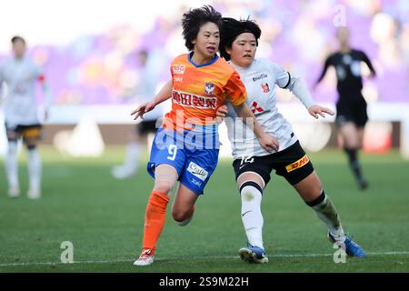 (L-R) Fuka Kono (Albirex Ladies), Fuka Tsunoda (Reds Ladies), 25. JANUAR 2025 - Fußball / Fußball : The Empress's Cup JFA 46th Japan Women's Football Championship Endspiel zwischen Urawa Reds Ladies 1-1 (PK5-4) Albirex Niigata Ladies im Edion Peace Wing Stadium in Hiroshima, Japan. (Foto: SportsPressJP/AFLO) Stockfoto