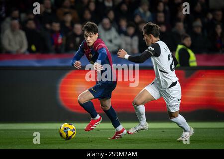Barcelona, Spanien. Januar 2025. Hector Fort (FC Barcelona) kontrolliert den Ball bei einem Spiel der La Liga EA Sports zwischen dem FC Barcelona und Valencia CF bei Estadi Olimpic Lluis Companys in Barcelona, Spanien, am 26. Januar 2025. Foto von Felipe Mondino Credit: Unabhängige Fotoagentur/Alamy Live News Stockfoto
