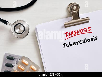 Medizinisches Clipboard mit Tuberkulose-Diagnose, begleitet von Stethoskop und Pillen, unterstreicht die Bedeutung einer genauen Diagnose und Behandlung Stockfoto