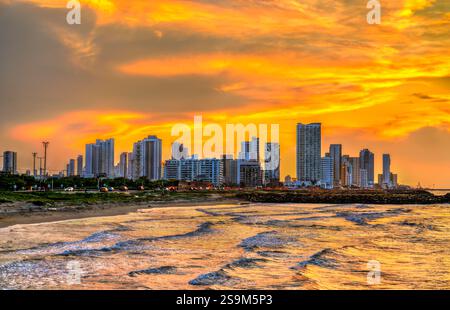 Skyline von Cartagena de Indias am Karibischen Meer bei Sonnenuntergang. Bolivar, Kolumbien Stockfoto