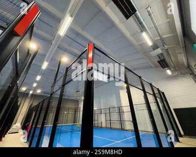 Paddle Tennis Blue Court ohne Leute. Hochwertige Fotos Stockfoto