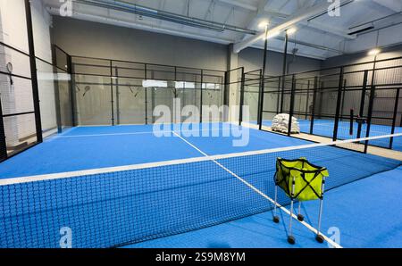 Padel-Platz mit Schlangen und Netz im Haus. Hochwertige Fotos Stockfoto