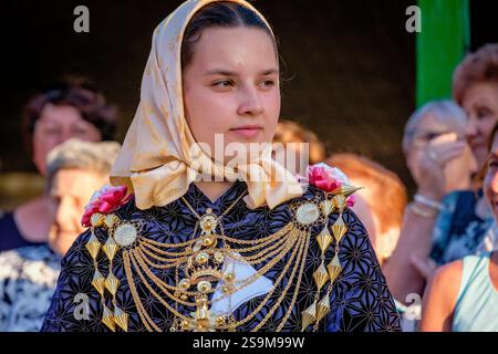 Detail der traditionellen Damenkostüme, traditioneller Country-Tanz „Ball pagès“, typischer ibizanischer Tanz, Portinax, Ibiza, Balearen, Spanien Stockfoto