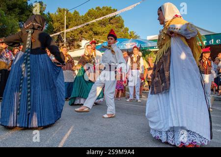 Paare tanzen, traditioneller Country-Tanz 'Ball pagès', typisch ibizanischer Tanz, Portinax, Ibiza, Balearen, Spanien Stockfoto