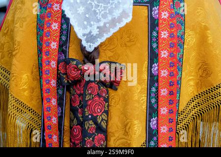 Detail der traditionellen Damenkostüme, traditioneller Country-Tanz „Ball pagès“, typischer ibizanischer Tanz, Portinax, Ibiza, Balearen, Spanien Stockfoto