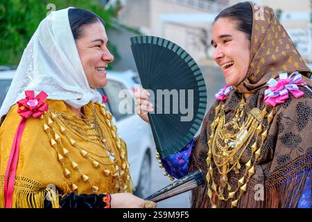 Detail der traditionellen Damenkostüme, traditioneller Country-Tanz „Ball pagès“, typischer ibizanischer Tanz, Portinax, Ibiza, Balearen, Spanien Stockfoto