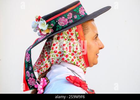 Detail der traditionellen Damenkostüme, traditioneller Country-Tanz „Ball pagès“, typischer ibizanischer Tanz, Portinax, Ibiza, Balearen, Spanien Stockfoto