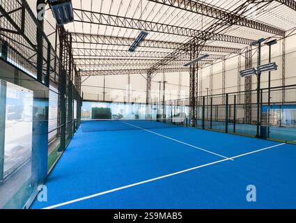 Paddle Tennis Blue Court ohne Leute. Hochwertige Fotos Stockfoto