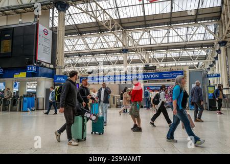 London, Großbritannien - 6. Juni 2023: Die Haupthalle des belebten Bahnhofs Waterloo in Lambeth. Dies ist der größte Bahnhof Großbritanniens und zeigt hier den Stockfoto