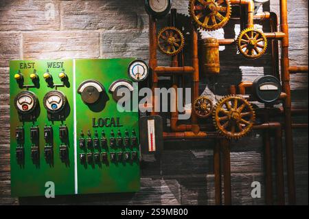 Nahaufnahme von Manometern, Rohren und Armaturen der Heizungsanlage Stockfoto