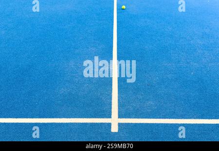 Sportkonzept mit Padel-Tennisball auf weißer Linie auf Padel-Tennisplatz in blauer Farbe. Flach, Draufsicht, Kopierraum, Nahaufnahme. Hochwertige Fotos Stockfoto