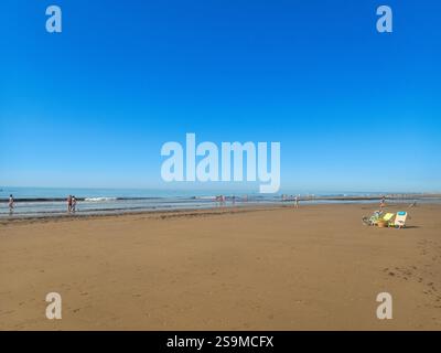 Menschen am Strand an einem sonnigen Sommertag. Sommerkonzept. Stockfoto