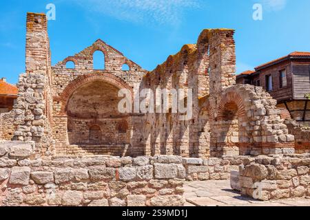 Vorderansicht der Ruinen der Sophia-Kirche in Nessebar. Bulgarien Stockfoto