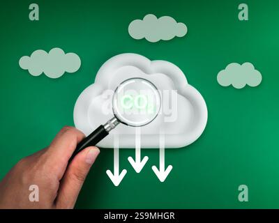 Verringerung der CO2-Emissionen zur Begrenzung des Klimawandels und der globalen Erwärmung, Konzept zur Verringerung des CO2-Ausstoßes auf Null. CO2-Symbol in der Lupe auf wh fokussiert Stockfoto