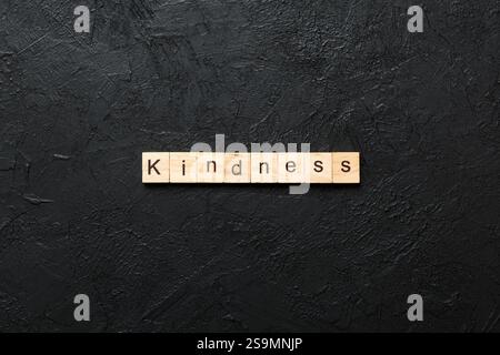 Freundlichkeit Wort auf Holz Block geschrieben. Freundlichkeit text auf Tisch, Konzept. Stockfoto