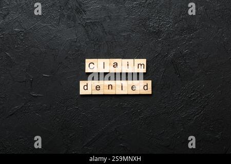 Anspruch verweigert Wort auf Holzblock geschrieben. Anspruch verweigert Text auf Tisch, Konzept. Stockfoto