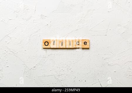Bürowort auf Holzblock geschrieben. Bürotext auf Tisch, Konzept. Stockfoto