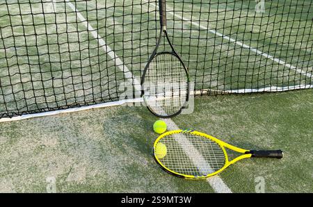 Nahaufnahme der Tennisbälle auf dem Platz per Netz. Hochwertige Fotos Stockfoto