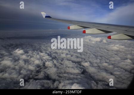 Die Ansicht über der Wolke vom Flugzeugfenster aus gesehen. Stockfoto