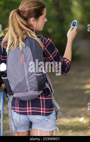 Portrait eines attraktiven blonden Mädchens mit einem Kompass im Freien Stockfoto