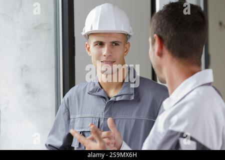 Die beiden Baumeister reden drinnen Stockfoto