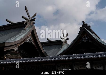 Dächer von Gebäuden in Sumiyoshi-jinja, einem Shinto-Schrein in Kasai, Präfektur Hyogo, Japan. Stockfoto