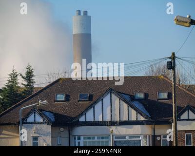 Wohngebäude vor der Verbrennungsanlage Chimney bei Ecopark, einer Müllverbrennungsanlage, die Abfälle aus mehreren Londoner Stadtteilen verbrannt und Strom für das National Grid, Edmonton, Enfield, Großbritannien, liefert Stockfoto