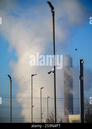 Verbrennungsanlage Chimney in Ecopark eine Müllverbrennungsanlage, die Abfälle aus mehreren Londoner Stadtteilen verbrannt und Strom für National Grid, Edmonton, Enfield, Großbritannien, liefert Stockfoto