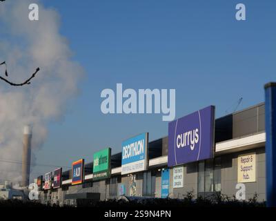 Corktree Industriegebiet im Vordergrund mit Verbrennungsanlage Chimney in Ecopark (links) eine Müllverbrennungsanlage, die Abfälle aus mehreren Londoner Stadtteilen verbrannt und Strom für das National Grid, Edmonton, Enfield, Großbritannien, liefert Stockfoto