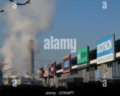 Corktree Industriegebiet im Vordergrund mit Verbrennungsanlage Chimney in Ecopark (links) eine Müllverbrennungsanlage, die Abfälle aus mehreren Londoner Stadtteilen verbrannt und Strom für das National Grid, Edmonton, Enfield, Großbritannien, liefert Stockfoto
